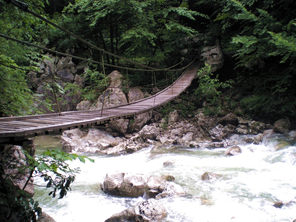 Kino: Geopark: Svetloba v senci (dokumentarni film o porečju reke Idrijce )